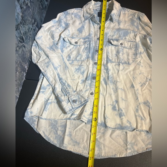 Guess button down denim jean top bleach washed long sleeve high low hem M - Picture 11 of 11